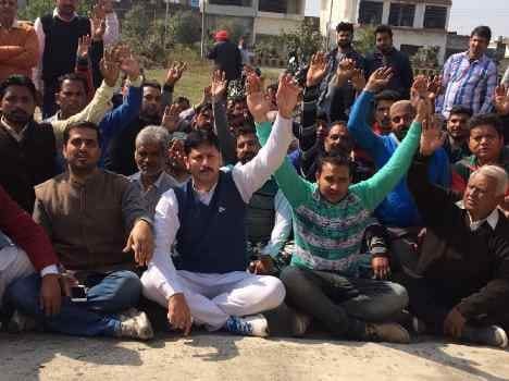 protest against vinod khanna in pathankot